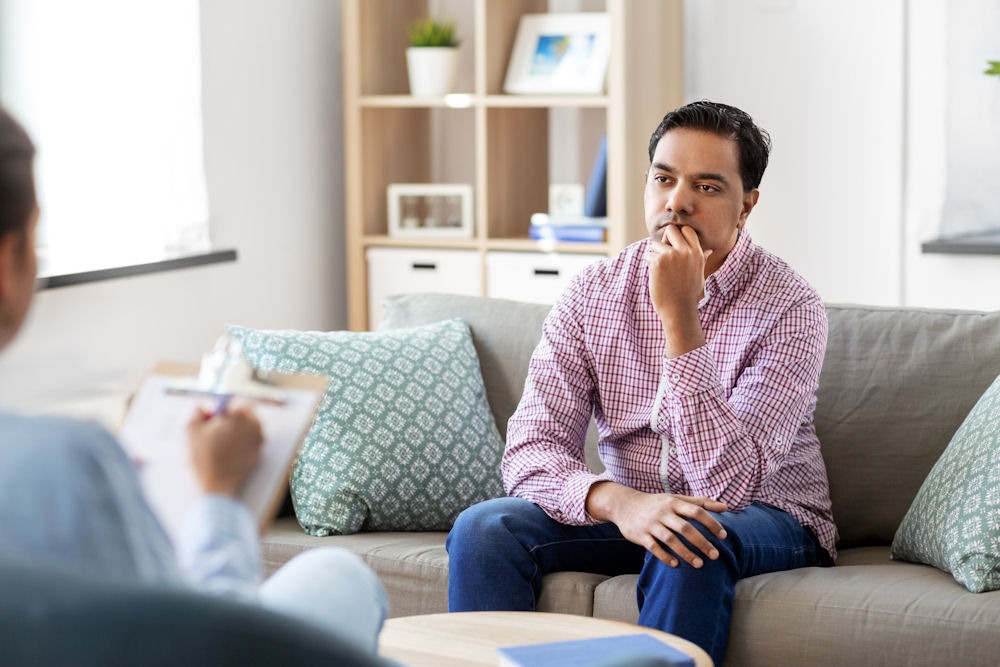cognitive-behavioral-techniques-anxiety man with anxiety in therapy