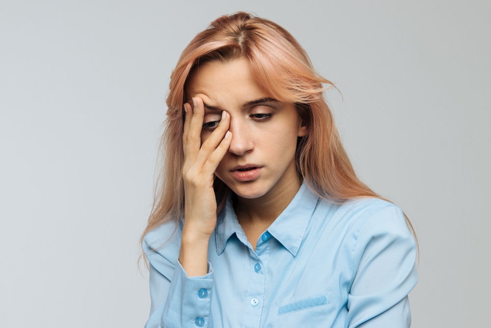 ocd-vs-bipolar-disorder-comparison woman exhausted from her intrusive thoughts