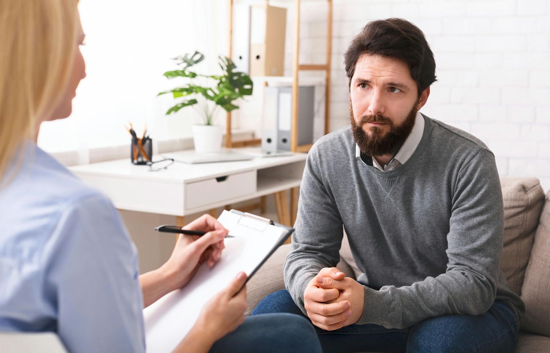 Therapist and client discussing treatment options during a cognitive behavioral therapy session for schizophrenia.