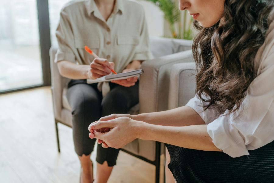 7-warning-signs-of-intermittent-explosive-disorder woman discussing anger issues with mental health professional