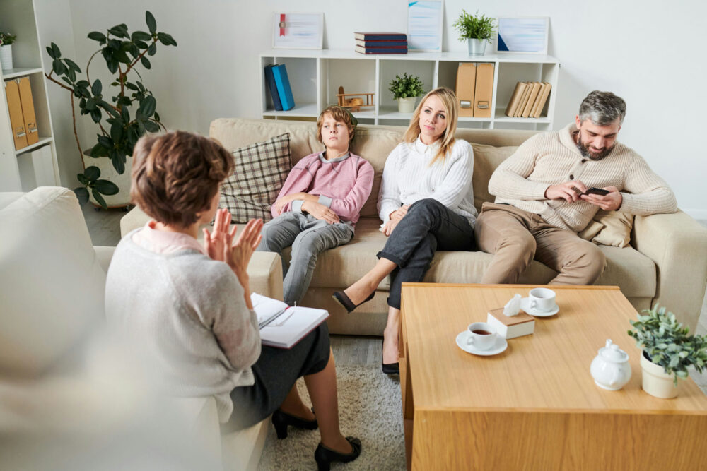 how-to-break-generational-trauma therapist guiding family in breaking generational trauma cycles