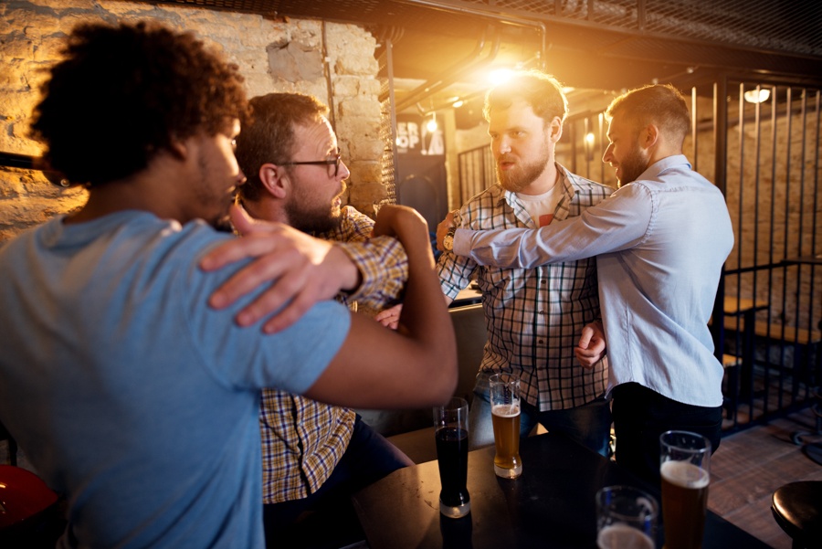 intermittent-explosive-disorder-signs man expressing anger through aggressive behavior